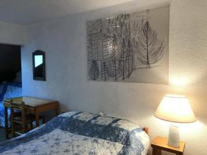 韋爾科爾地區科爾朗松的住宿－Appartement Corrençon-en-Vercors, 3 pièces, 6 personnes - FR-1-515-7，卧室配有一张床,墙上挂着一幅画