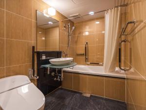 La salle de bains est pourvue de toilettes, d'un lavabo et d'une douche. dans l'établissement APA Hotel Akihabara Ekihigashi, à Tokyo