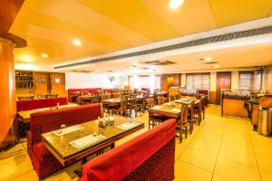 Posezení v ubytování Fabhotel Blossoms Service Apartment - T Nagar
