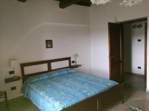 una camera con letto e piumone blu di Room in Guest room - Triple room in amazing context a Monte Molino
