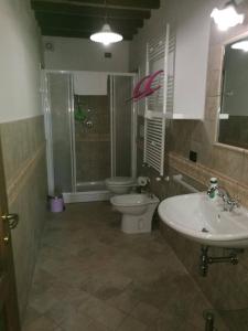 y baño con 2 lavabos, aseo y ducha. en Room in Guest room - Triple room in amazing context, en Monte Molino