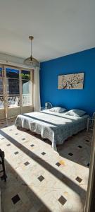 ヴェルネ・レ・バンにあるLe Refugeの青い壁のベッドルーム1室(大型ベッド1台付)