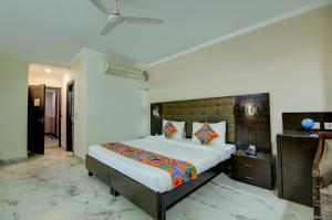 ein Schlafzimmer mit einem großen Bett in einem Zimmer in der Unterkunft FabHotel Staywell in Gurgaon