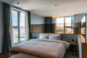 Postel nebo postele na pokoji v ubytování Hound Hotel Busan Station