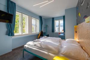 Ein Bett oder Betten in einem Zimmer der Unterkunft MEININGER Hotel Innsbruck Zentrum