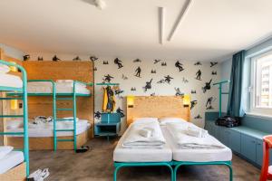 Postel nebo postele na pokoji v ubytování MEININGER Hotel Innsbruck Zentrum