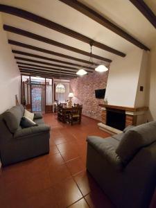 ein Wohnzimmer mit 2 Sofas und einem Esszimmer in der Unterkunft Casa Tòfol in Catí