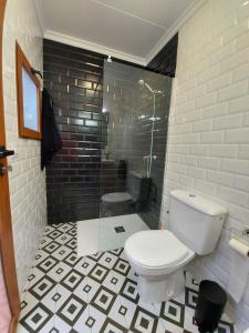 ein Badezimmer mit einem weißen WC und einer Dusche in der Unterkunft Casa Tòfol in Catí