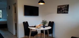 A television and/or entertainment centre at Apartment Hagen