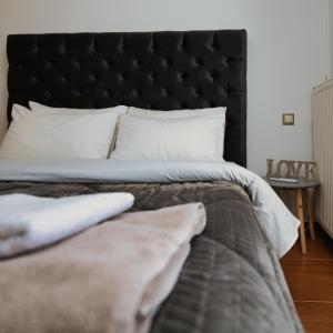 Postel nebo postele na pokoji v ubytování Filippos Acharnes Elegance