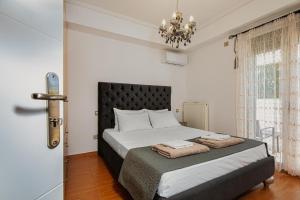 Postel nebo postele na pokoji v ubytování Filippos Acharnes Elegance
