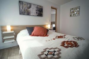 - une chambre avec un grand lit et une couverture blanche dans l'établissement ONLOC - St Exupéry -Magnifique appart au calme avec chambre - parking, à Pau