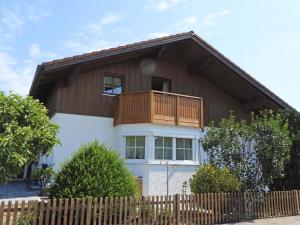 ein Haus mit Balkon darüber in der Unterkunft Appartements Hirsch in Bad Birnbach