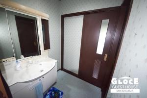 GLOCE PORT SIDE HOUSE l 砂山ビーチ近くのオーシャンビューバルコニーハウスを貸切 長期滞在向け BBQ可的一间浴室