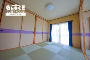 GLOCE PORT SIDE HOUSE l 砂山ビーチ近くのオーシャンビューバルコニーハウスを貸切 長期滞在向け BBQ可客房内的一张或多张床位