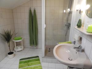 Et badeværelse på Appartements Hirsch + 7 billeder