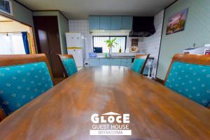 GLOCE PORT SIDE HOUSE l 砂山ビーチ近くのオーシャンビューバルコニーハウスを貸切 長期滞在向け BBQ可的电视和/或娱乐中心