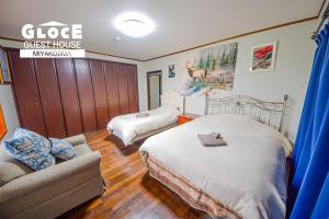 GLOCE PORT SIDE HOUSE l 砂山ビーチ近くのオーシャンビューバルコニーハウスを貸切 長期滞在向け BBQ可客房内的一张或多张床位
