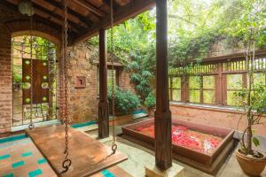 אזור ישיבה ב-Hostie Chinar Haveli - Heritage home with Pool, Gurgaon