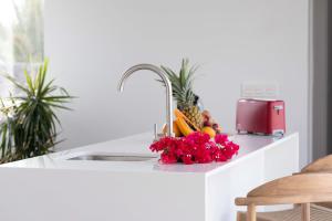 eine Küchentheke mit einer Spüle und einer Obstschale in der Unterkunft Ereza Hoopoe Villas in Playa Blanca