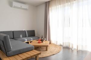 ein Wohnzimmer mit einer Couch und einem Couchtisch in der Unterkunft Ereza Hoopoe Villas in Playa Blanca