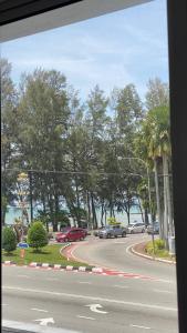 uma vista para uma rua com carros na estrada em Motel Pantai Cahaya em Porto Dickson