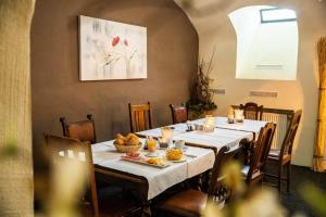 una sala da pranzo con tavolo e cibo di Villa Bassermann a Schwetzingen