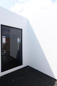 a room with a large window in a white wall at Duna Colorada 6 in Lajares