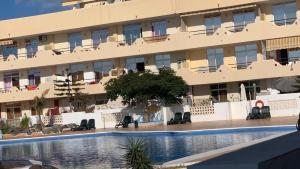 Bazén v ubytování Apartamento Marina Palace Playa Paraiso nebo v jeho okolí