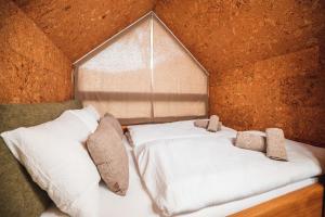 Postel nebo postele na pokoji v ubytování Nesting Resort - Homestead SONČNI RAJ