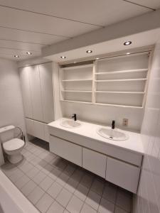 - Baño con 2 lavabos y aseo en Duplex Appartement Opex, en Ostende