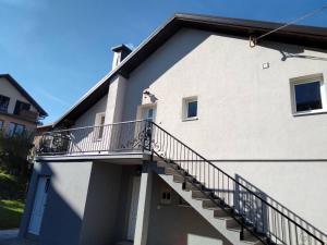 帕莱Casa bianca Pale的侧面有楼梯的建筑物