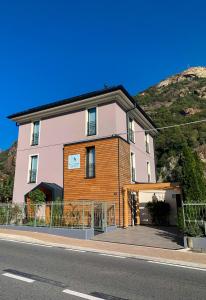 una casa en una calle con una colina al fondo en d'ARTEmisia Chambres d'hôtes, en Pont-Saint-Martin