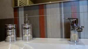 アルベロベッロにあるDomus Antiqua Residenceの洗面台付きのバスルーム(歯ブラシ2本付)