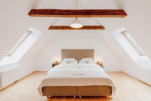 A bed or beds in a room at Landgut Riegerbauer