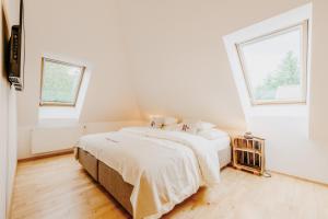 A bed or beds in a room at Landgut Riegerbauer