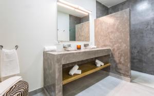 een badkamer met een wastafel en een spiegel bij Los Corceles Casa Palacio in Jerez de la Frontera