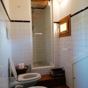 uma casa de banho com um WC e um chuveiro em Locazione turistica la casetta em Conegliano
