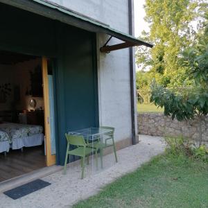 einen Glastisch und zwei Stühle auf einer Terrasse in der Unterkunft Locazione turistica la casetta in Conegliano