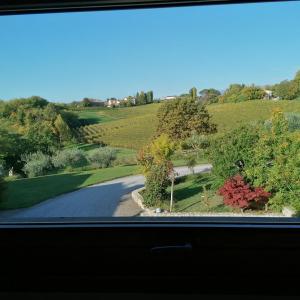 uma vista de uma janela de uma estrada em Locazione turistica la casetta em Conegliano