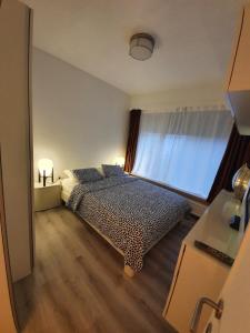 um quarto com uma cama e uma janela em Cosy Corner Hof Van Tichelen em Antuérpia