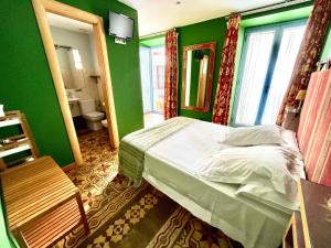Łóżko lub łóżka w pokoju w obiekcie Hotel Conde de Cárdenas