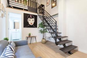una sala de estar con una escalera en una casa en COOL LOFTS center valencia, en Valencia