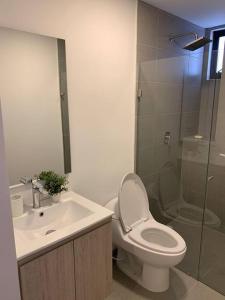 uma casa de banho com um WC, um lavatório e um chuveiro em Cómodo y hermoso apartamento para renta. em Bogotá