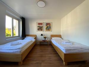 2 aparte bedden in een kamer met een raam bij Colonial Café Pension in Werder