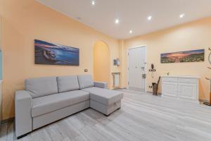 Genova Sturla Elegant Apartment في جينوا: غرفة معيشة مع أريكة وطاولة
