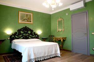 A bed or beds in a room at La Casa Della Volpe