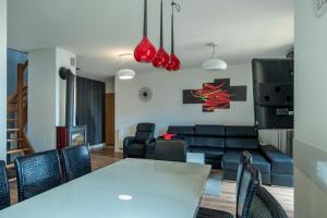 comedor y sala de estar con mesa blanca y sillas en Domek 4Seasons Karpacz en Karpacz