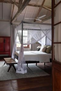 ein Schlafzimmer mit einem Himmelbett in der Unterkunft The Fort Printers in Galle