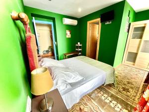 Łóżko lub łóżka w pokoju w obiekcie Hotel Conde de Cárdenas